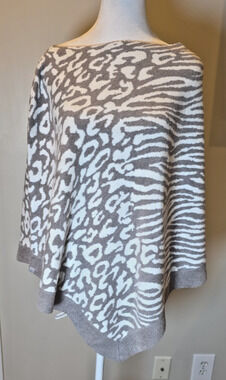 Barefoot Dreams CozyChic Ultra Lite Ocean Breeze Poncho Dove Gray Animal NWT OS